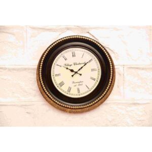 Classy-Wooden-Antique-Clock-with-Artistic-Engravings.jpg