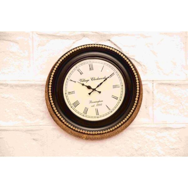 Classy-Wooden-Antique-Clock-with-Artistic-Engravings.jpg