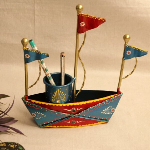 Iron-Painted-Pen-Stand-Boat.jpg